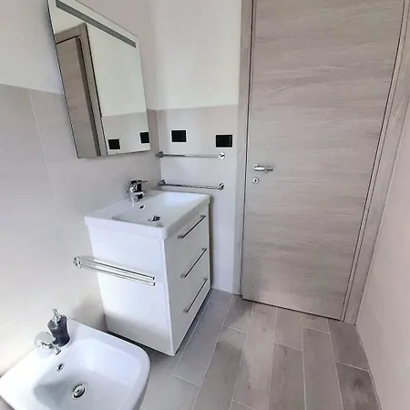 Titti's House 2 Con Pargheggio Gratis In Garage Custodito O Libero In Strada Apartman *